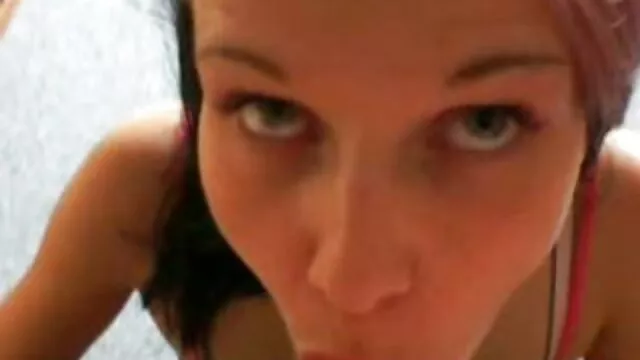 Une chèvre Potelée, de sex maman et sa fille jeunes chèvres pour remplir la cuisine et les deux trous sont lavés.