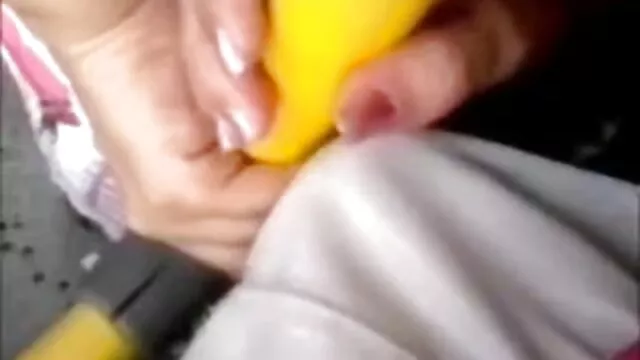 Femme Sexy sex maman russe fonctionne magnifiquement avec la langue, le stylo et la lèvre.