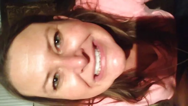 Une jeune fille blonde, xxx mere et fils sans crainte d'une grosse bite, et dans sa chatte