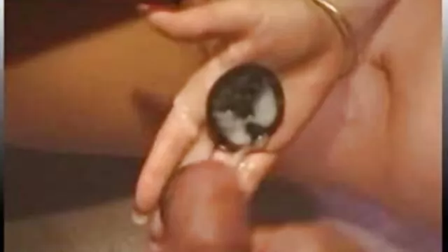 Une jeune Latina avec confiance mere fille xxx dans le cul sur la tête de son pénis.
