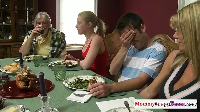 Un couple a video xxx maman trouvé une fille assortie.