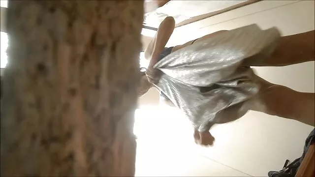 Une jeune femme ne fait pas une chatte à la il baise sa maraine chasse.