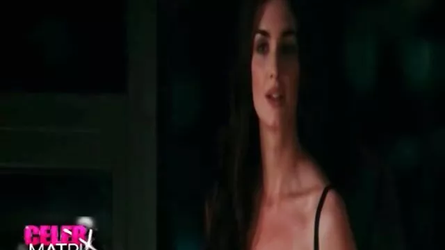 Une jeune fille Asiatique regarde du porno sur son téléphone et aime se masturber le vagin avec un gode. video sexe mère fille