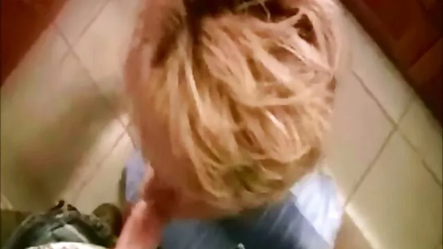 Des blondes juteuses mere de famille sexe et matures qui se caressent doucement.