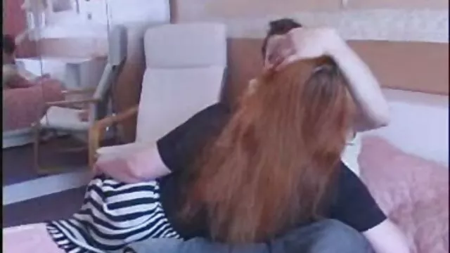 Le jeune modèle porno a traîné sa video mere sex petite amie au lit et l'a baisée.