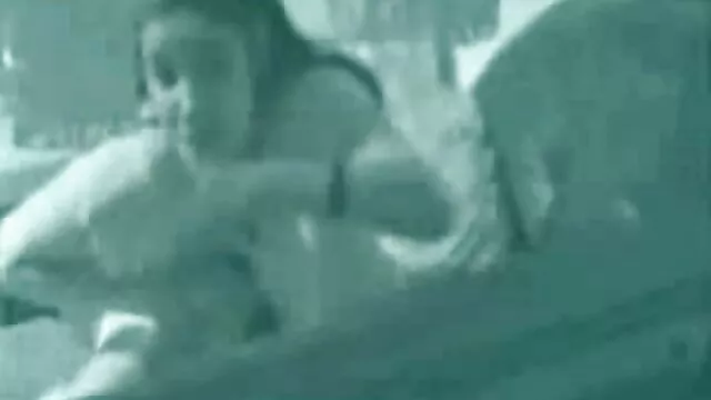 Une jeune femme se déshabille pour un homme et s'allonge sur le canapé pour lui bouffer, L. ma mere et moi porn