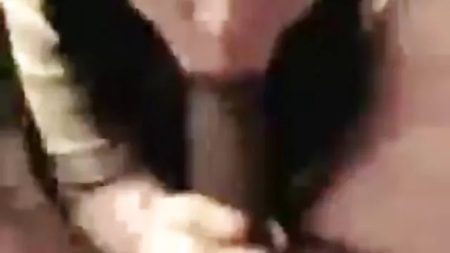 Pédé salope essaie de contrôler un énorme, total maman ivre porn cul.
