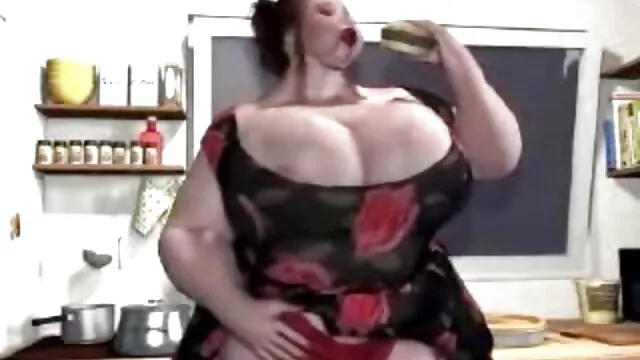 Un porn mere fille géant noir d'un homme noir tient à peine dans la bouche d'une chèvre adulte.