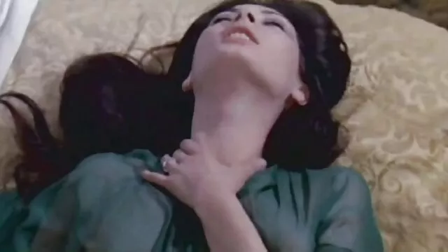 Deux xvideo mere et fille hommes noirs baisent une jeune salope avec leur puissant phallus.