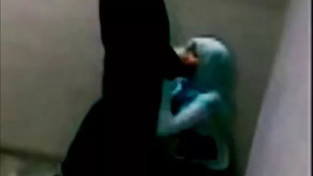 Rugueux et sale adulte Stars du X avec un plombier dans la cuisine et profiter du plaisir video x mere fils