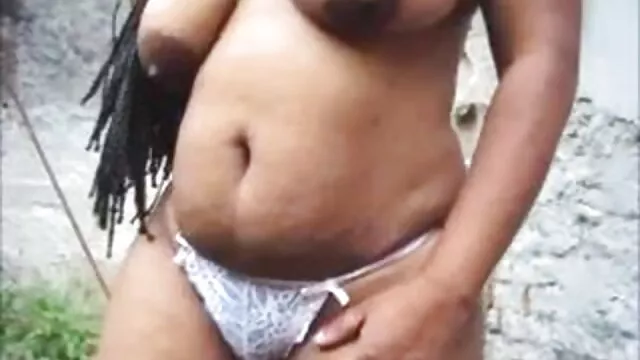 Les jeunes modèles porno s'amusent avec le maman fille sex phallus du trou-dans-le-mur
