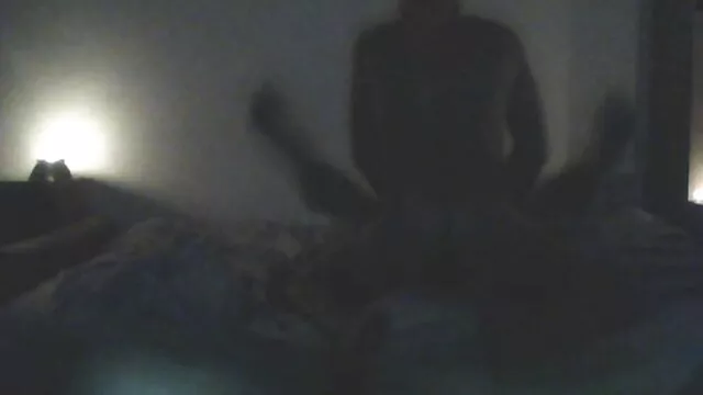 Jeune brune chaude laisse son amant baiser son baise mere hotel cul chaud.