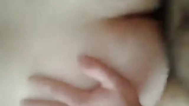 Deux jeunes femme sex son fils beautés au lit et se léchant la chatte.