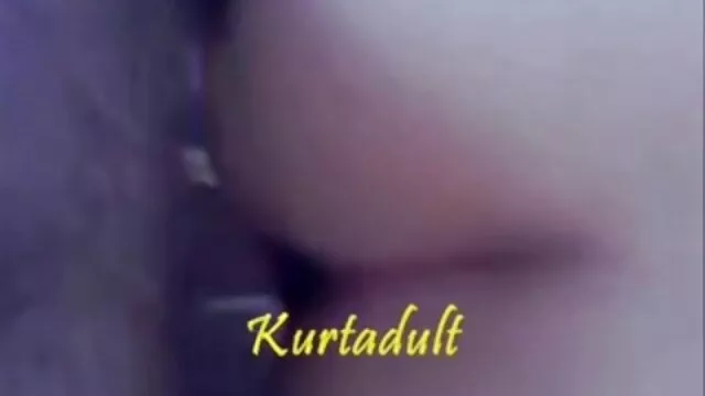 Une blonde excitée à sexe entre une mere et sa fille un homme à baiser et veut qu'il avale