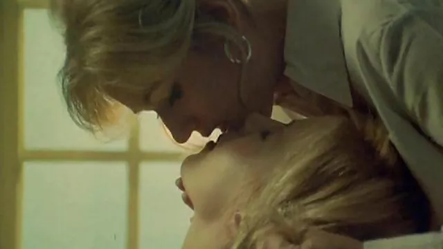Une femme japonaise ADULTE qui laisse sa chatte mettre ses doigts dans femme sex son fils la douche et suce des bites pour elle.
