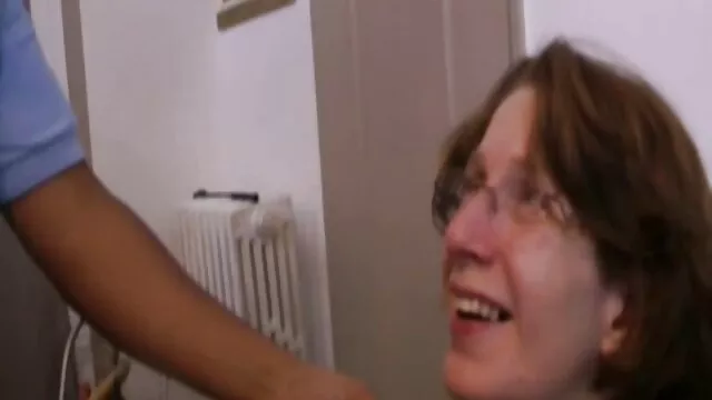 Lesbiennes mere et fils sex francais frotter leur vagin les uns contre les autres dans le lit et atteindre le plaisir