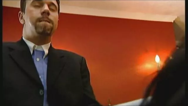 Les filles adultes se déshabillent sur le la mere porno poteau et se masturbent le vagin avec un gode.