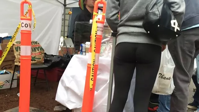 Une jeune femme au Mexique ne voit pas ce qui ne va pas avec avoir des relations sexuelles publiques ma maman porno dans la rue avec votre petit ami.