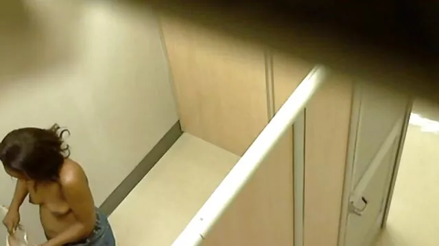 Un homme a ramené une robe porn maman amateur de poupée.