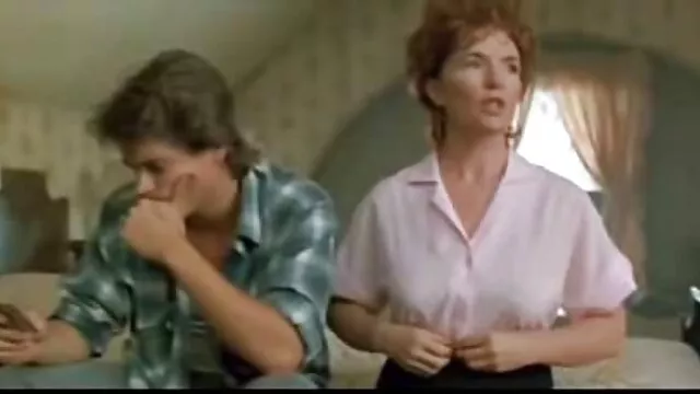 Adulte mère séduit sexe mere et fils francais fils ami et baise lui sur le canapé